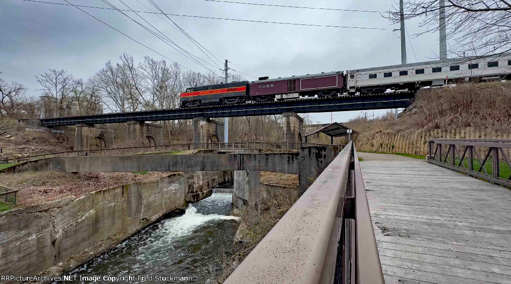 CVSR 6773 crosses Cascade Locks.